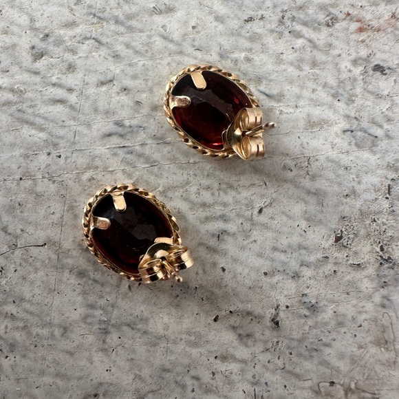 Vintage 10k Yellow Gold Garnet Post Back Earring - Picture 4 of 6